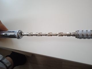 Herramienta manual con mango naranja