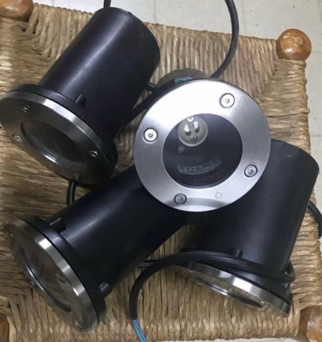 4 Focos empotrables terraza negros y plateados