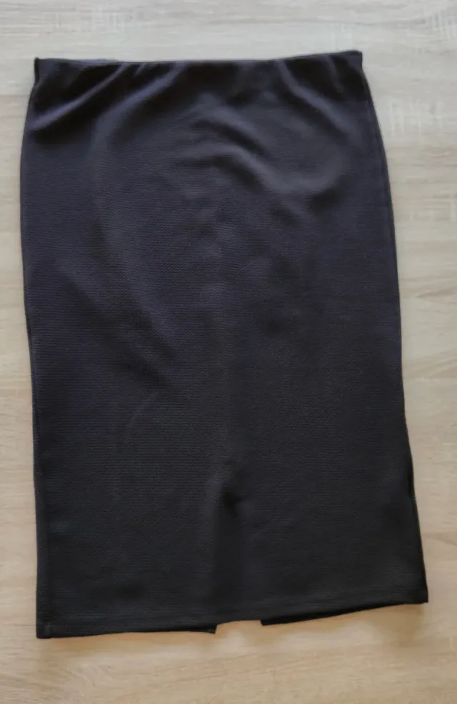 Falda lápiz elástica negra por la rodilla