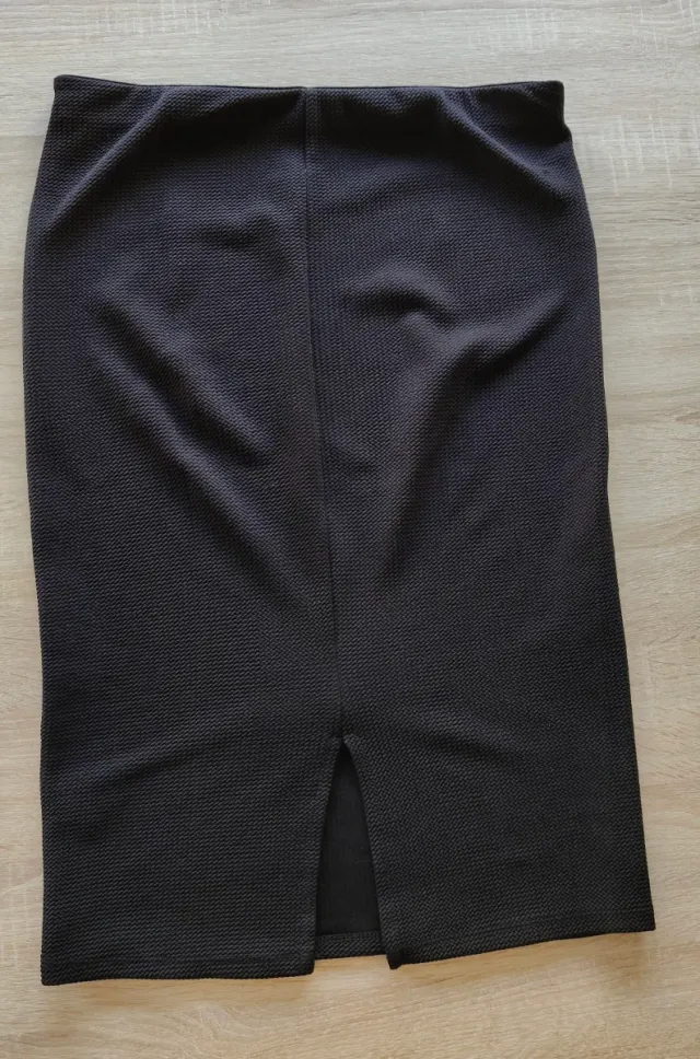 Falda lápiz elástica negra por la rodilla