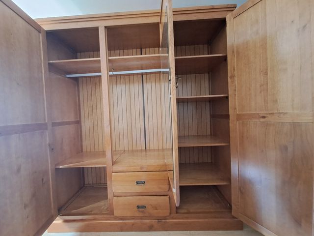 Guardaroba in legno massello