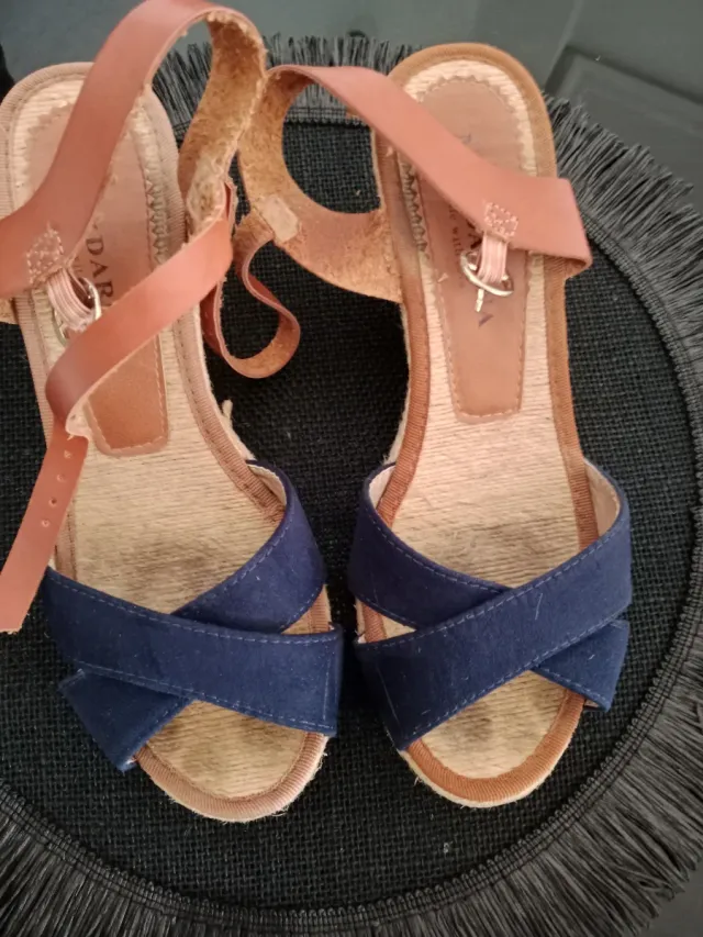 Sandalias cuña azul y marrón