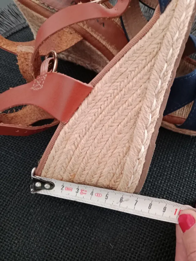 Sandalias cuña azul y marrón