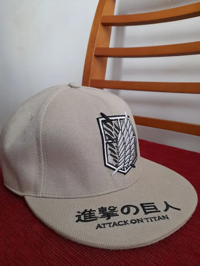 Gorra Attack on Titan bordada
