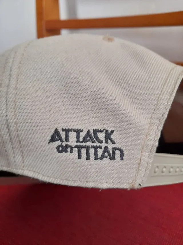 Gorra Attack on Titan bordada