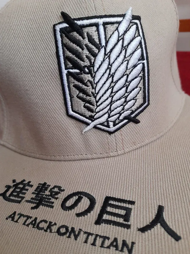 Gorra Attack on Titan bordada