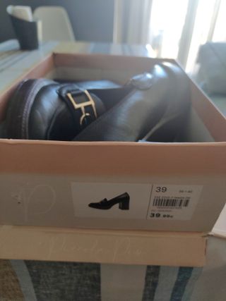 Zapatos negros tacón ancho con hebilla dorada