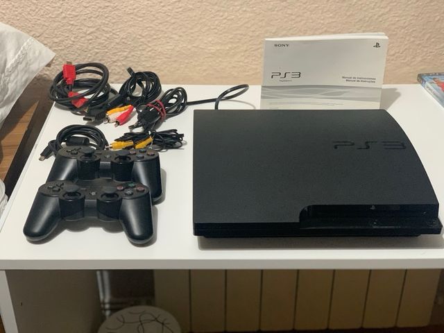 Consola Sony PS3 + 2 Mandos ,Cables ,Una Cámara