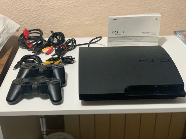 Consola Sony PS3 + 2 Mandos ,Cables ,Una Cámara