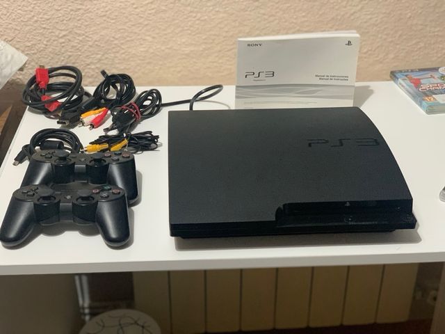 Consola Sony PS3 + 2 Mandos ,Cables ,Una Cámara