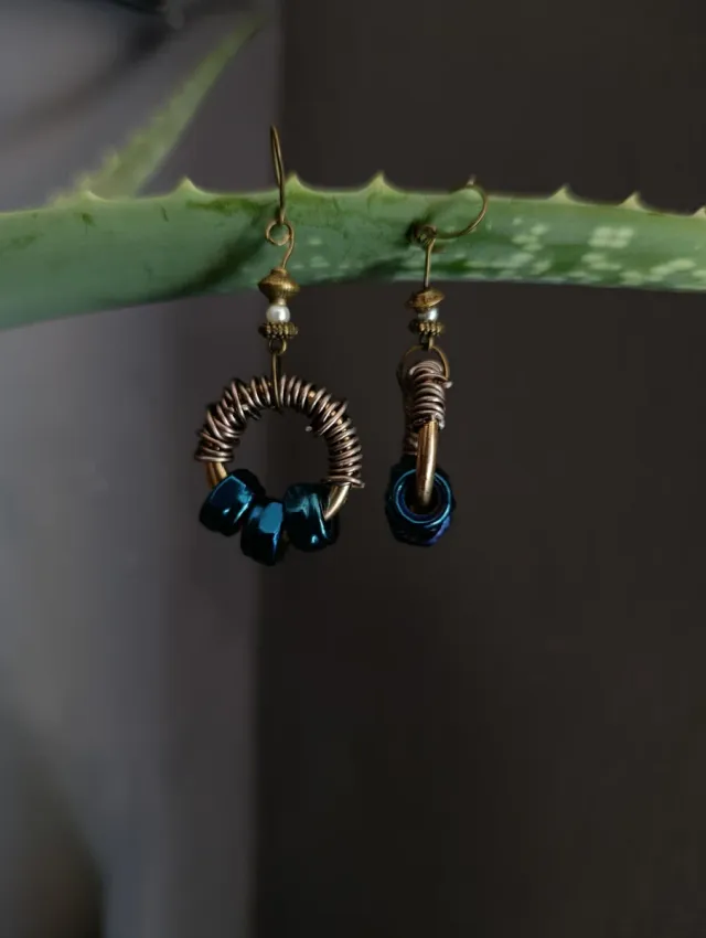 Pendientes hechos a mano azules y dorados