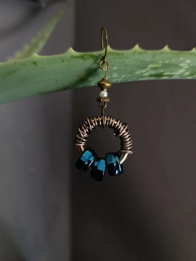 Pendientes hechos a mano azules y dorados