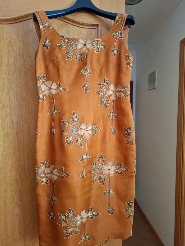 Vestido fiesta con foulard. Naranja con estampado 