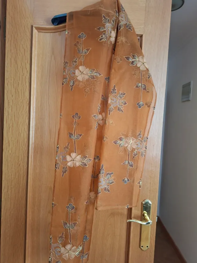 Vestido fiesta con foulard. Naranja con estampado 