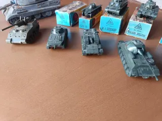 9 vecchi carri armati Eko più 1 in regalo