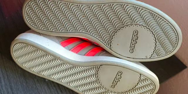 Botas Adidas grises y rojas talla 40