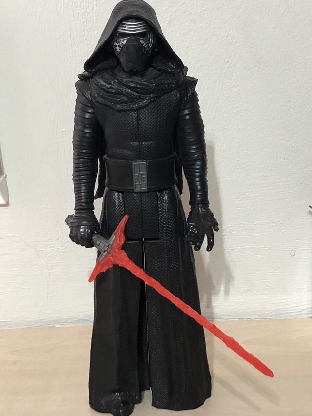 Figura Star Wars Kylo Ren con sable de luz