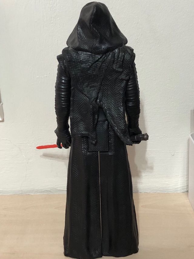 Figura Star Wars Kylo Ren con sable de luz