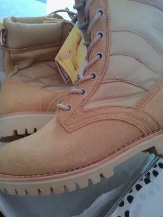 Botas militares beige y marrón