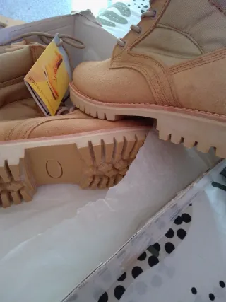 Botas militares beige y marrón