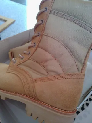 Botas militares beige y marrón