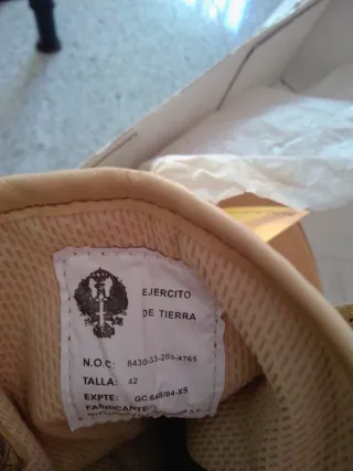 Botas militares beige y marrón