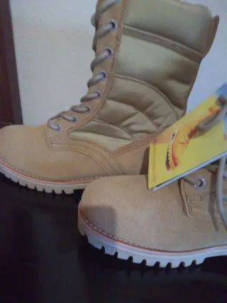 Botas militares beige y marrón