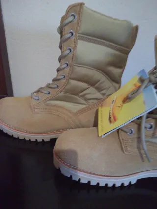 Botas militares beige y marrón