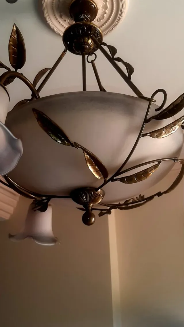 Lámpara de techo dorada y blanca