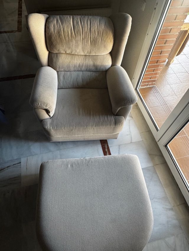 Sillón individual con reposapiés beige