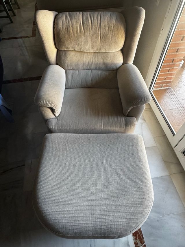 Sillón individual con reposapiés beige