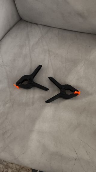 2 Pinzas de plástico negras con puntas naranjas