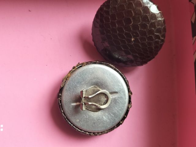 Pendientes marrones y plateados