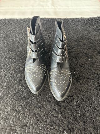 Botas negras con tachas y hebillas