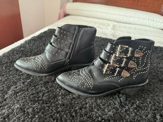 Botas negras con tachas y hebillas