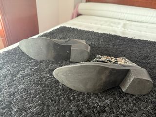 Botas negras con tachas y hebillas