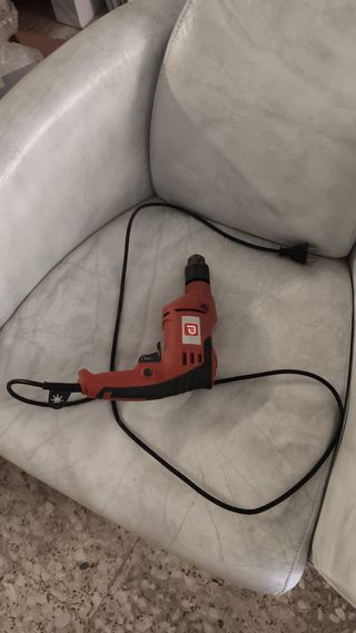 Taladro eléctrico rojo y negro