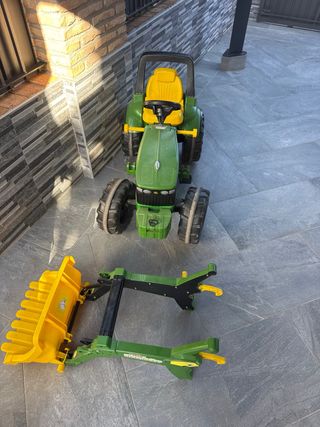 Trattore per bambini con pedali e pala