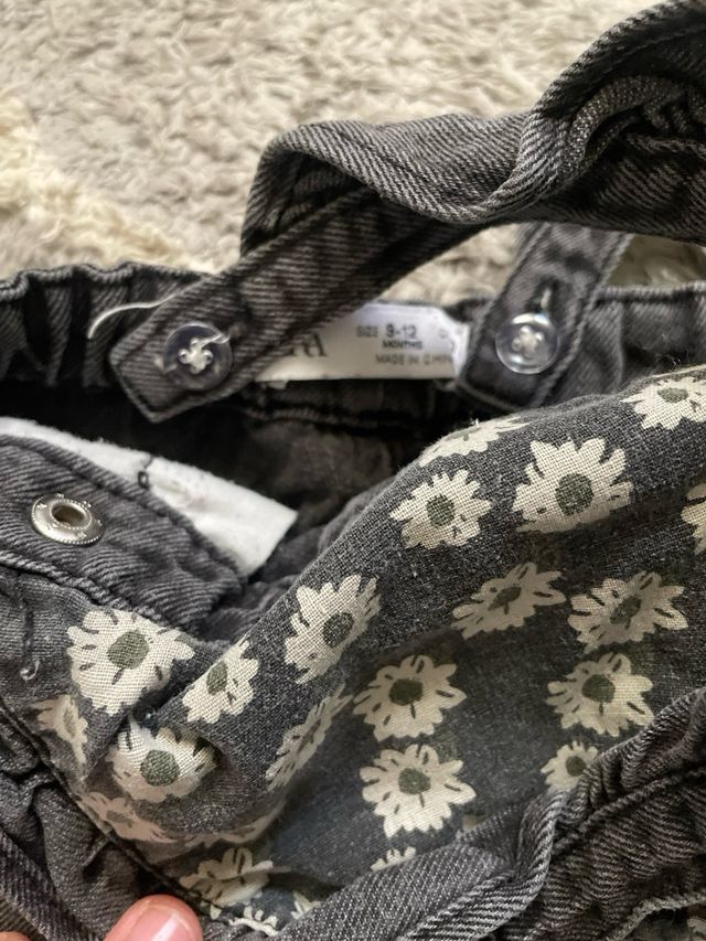 Peto vaquero gris ZARA niña 9-12 meses flores