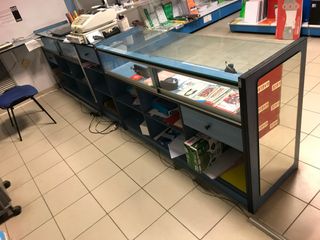 Banco espositivo con cassetti e ripiani