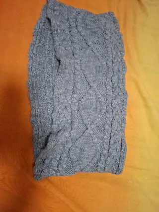 Bufanda de lana tejida gris, muy suave, no pica.