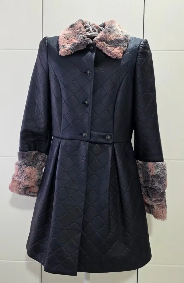 Abrigo negro con detalles rosas