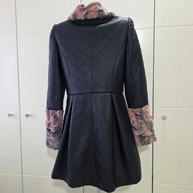 Abrigo negro con detalles rosas