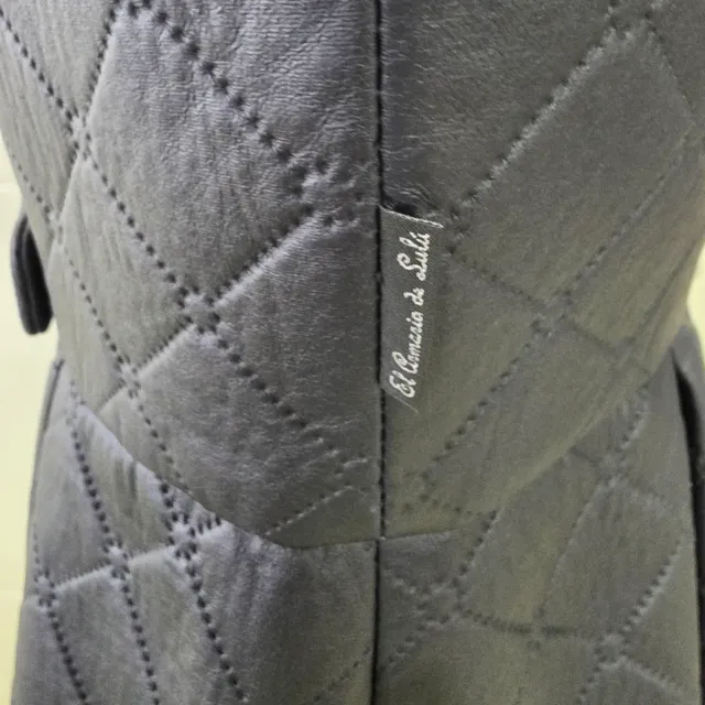 Abrigo negro con detalles rosas