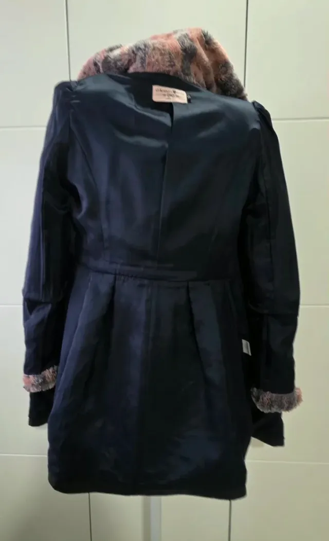 Abrigo negro con detalles rosas