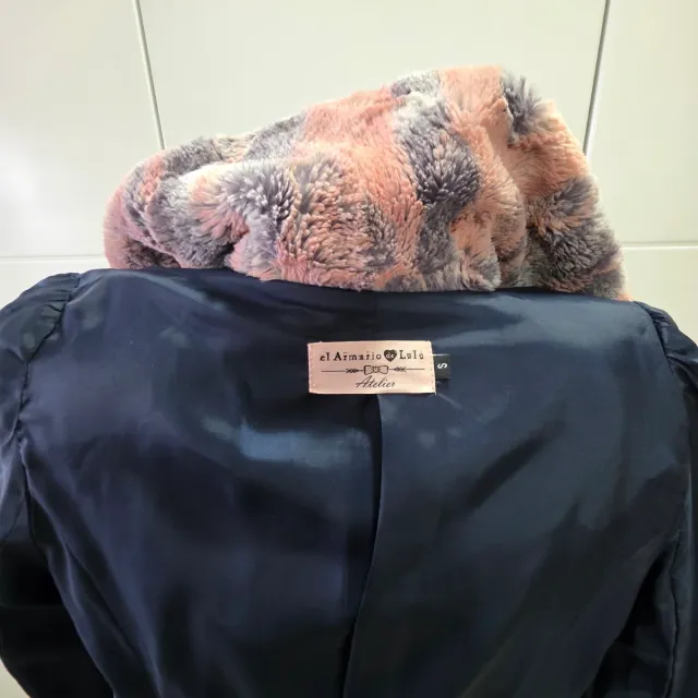 Abrigo negro con detalles rosas