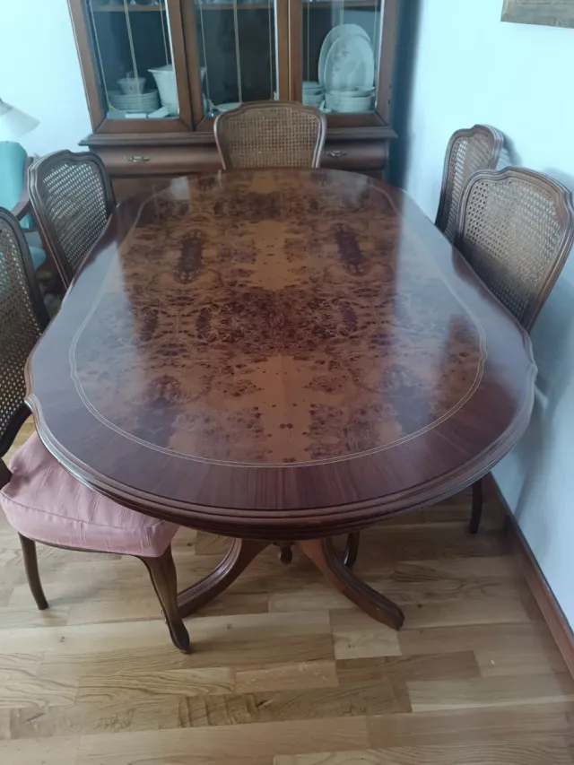 Mesa extensible de madera ( abierta mide 2,10)