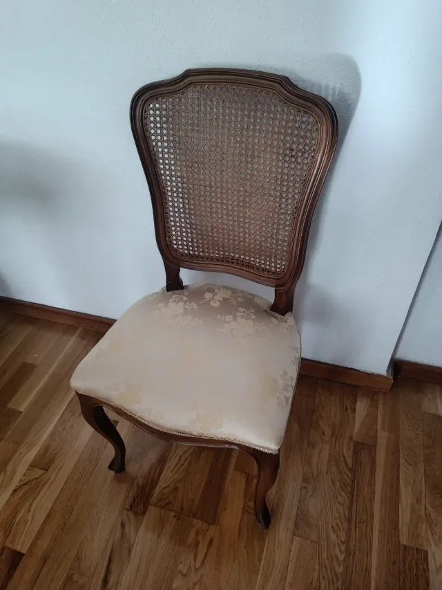 Mesa extensible de madera ( abierta mide 2,10)