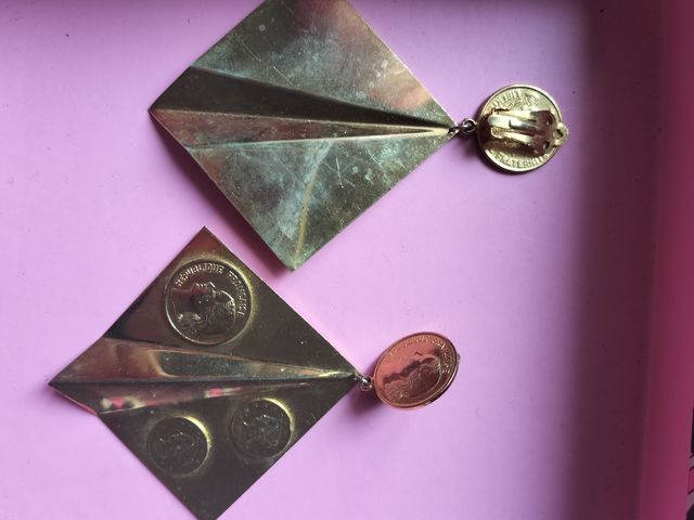 Pendientes dorados con monedas