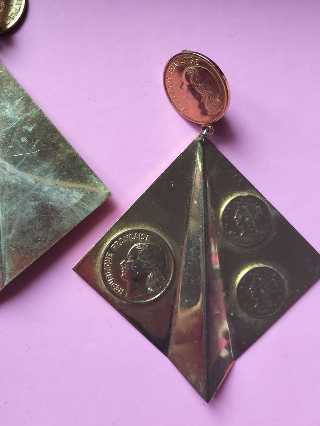 Pendientes dorados con monedas